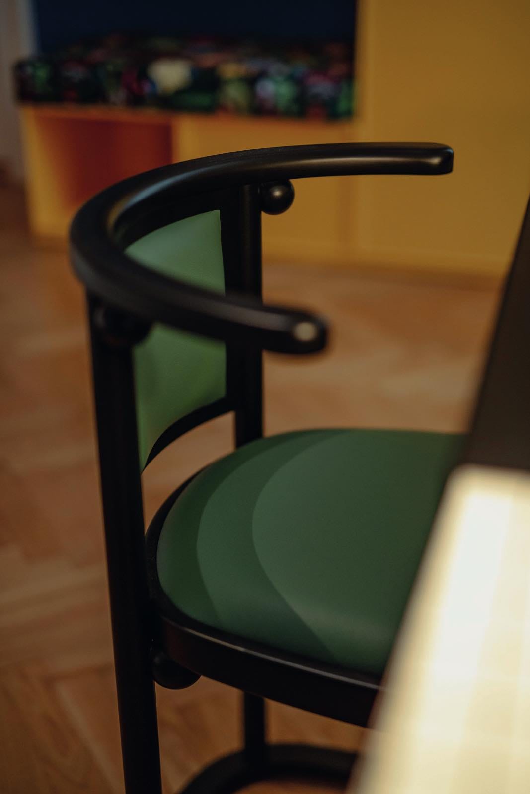 decorar un dormitorio, silla verde