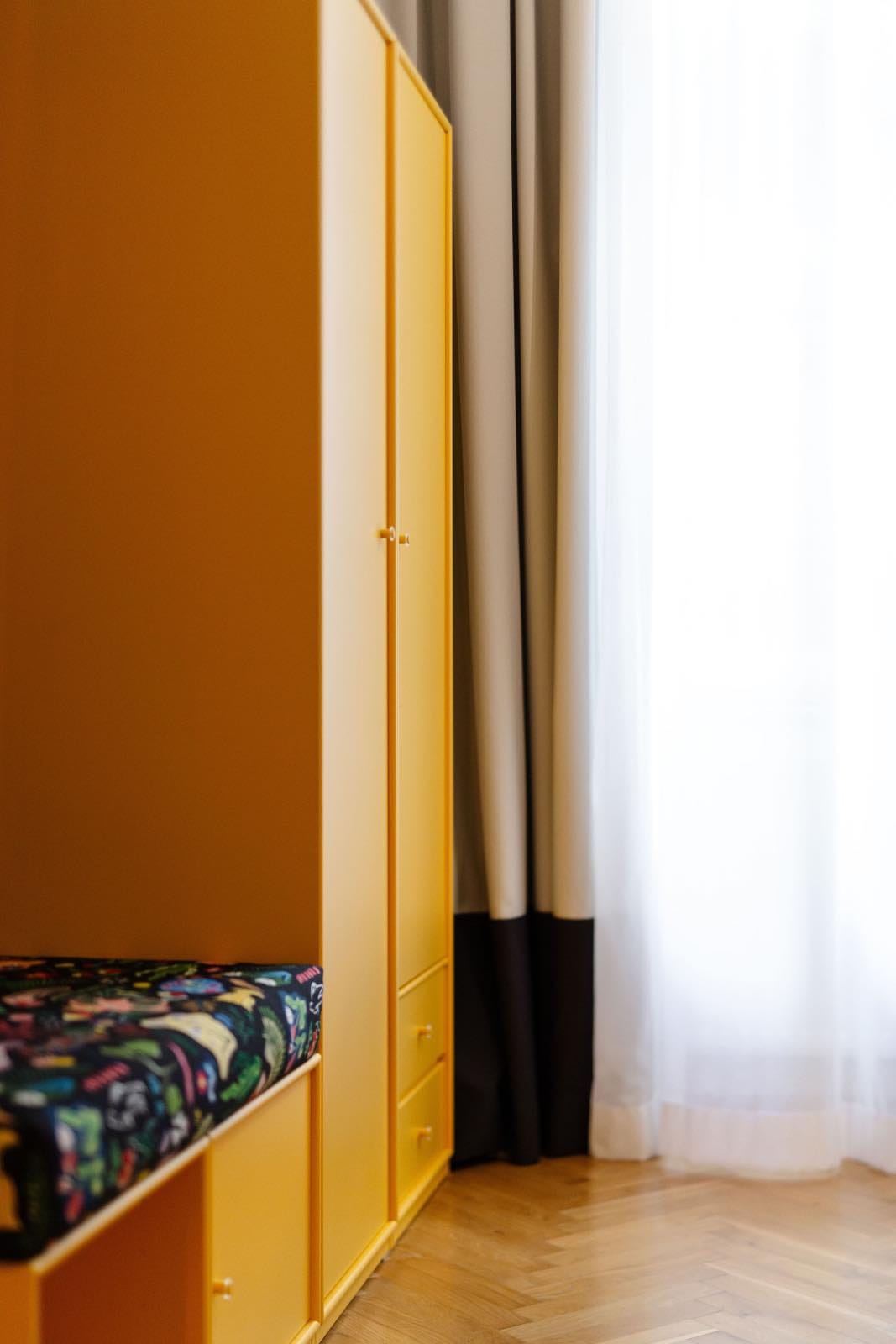 dormitorio con personalidad, armario amarillo