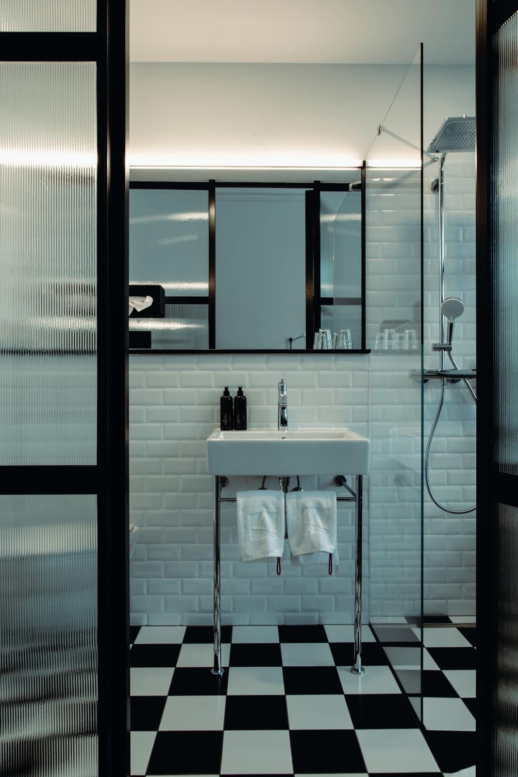 cuarto de baño moderno blanco y negro