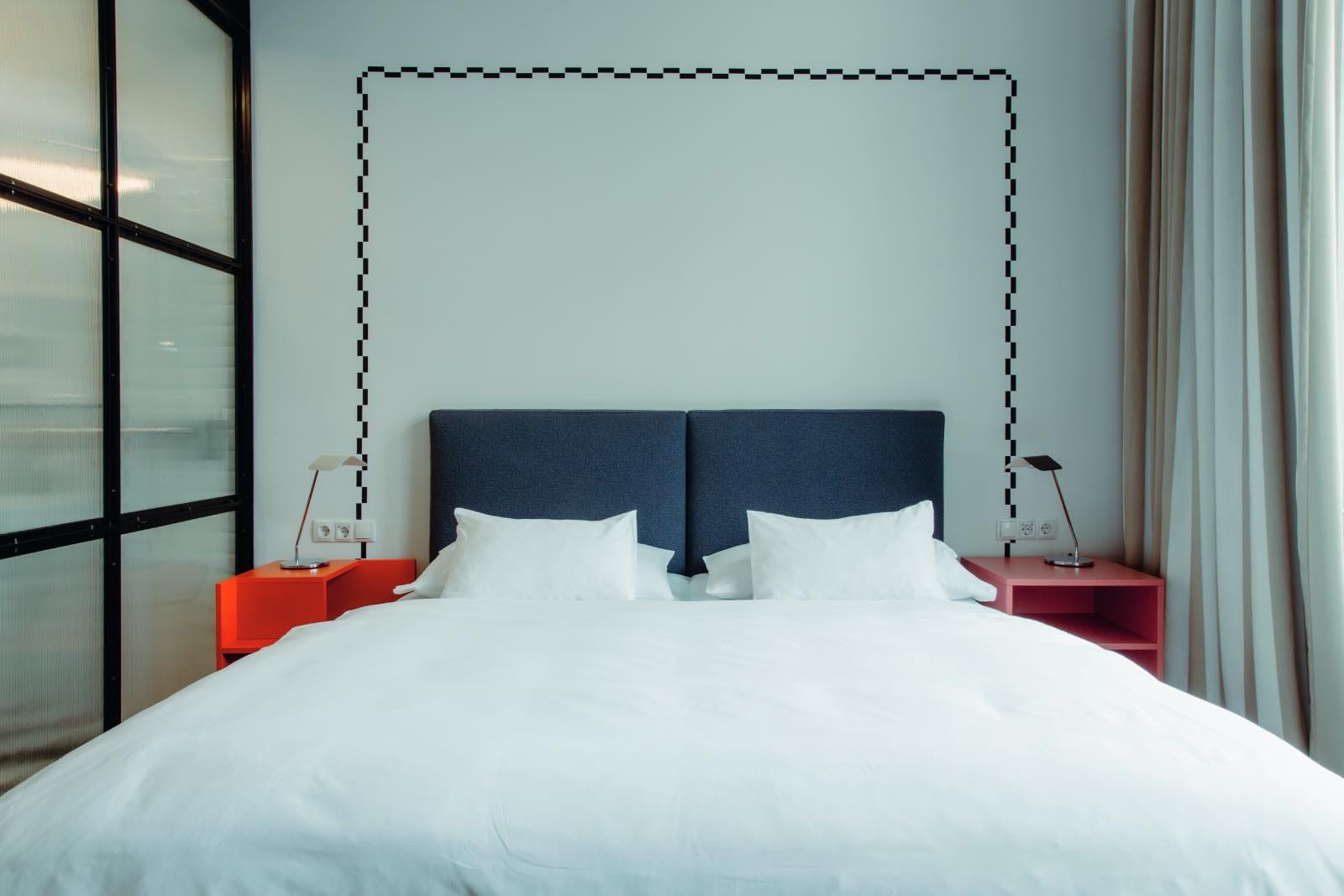 decorar un dormitorio moderno, mesitas de colores, cama blanca