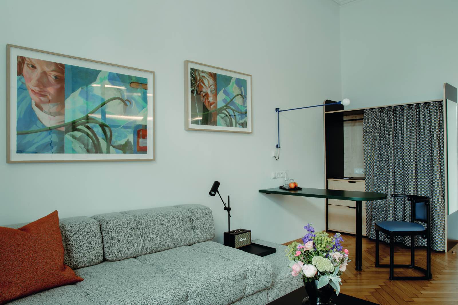 decorar un dormitorio con personalidad, sofá tapizado wittmann