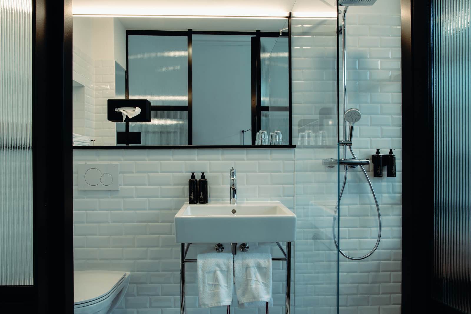 cuarto de baño en dormitorio moderno