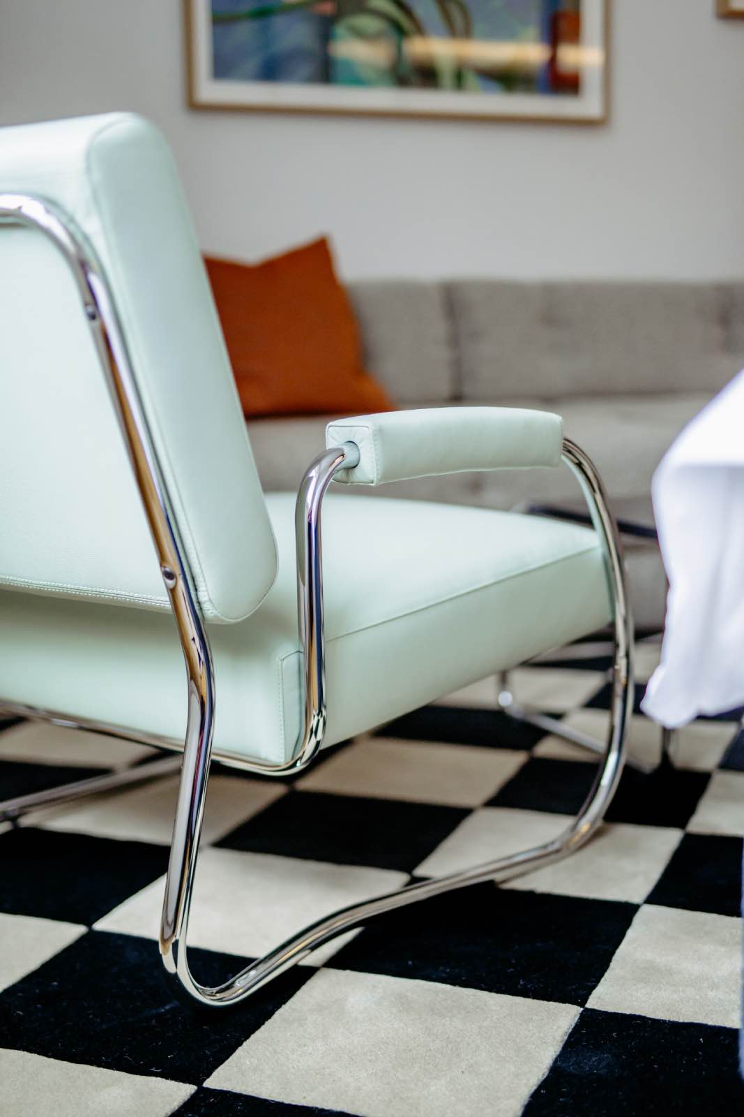 decorar un dormitorio con personalidad, sillón y alfombra modernos