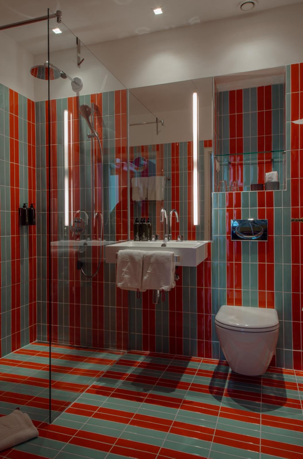 cuarto de baño moderno de colores, decoración con personalidad