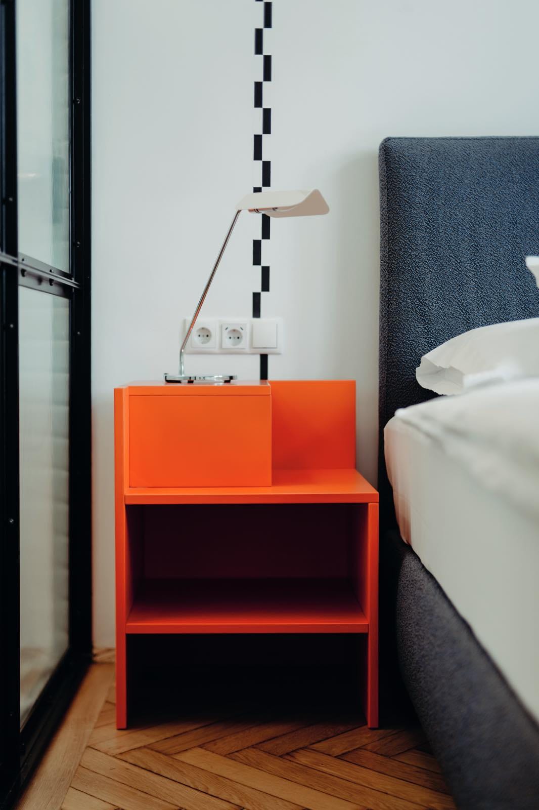mesita de noche moderna naranja, decoración de dormitorio