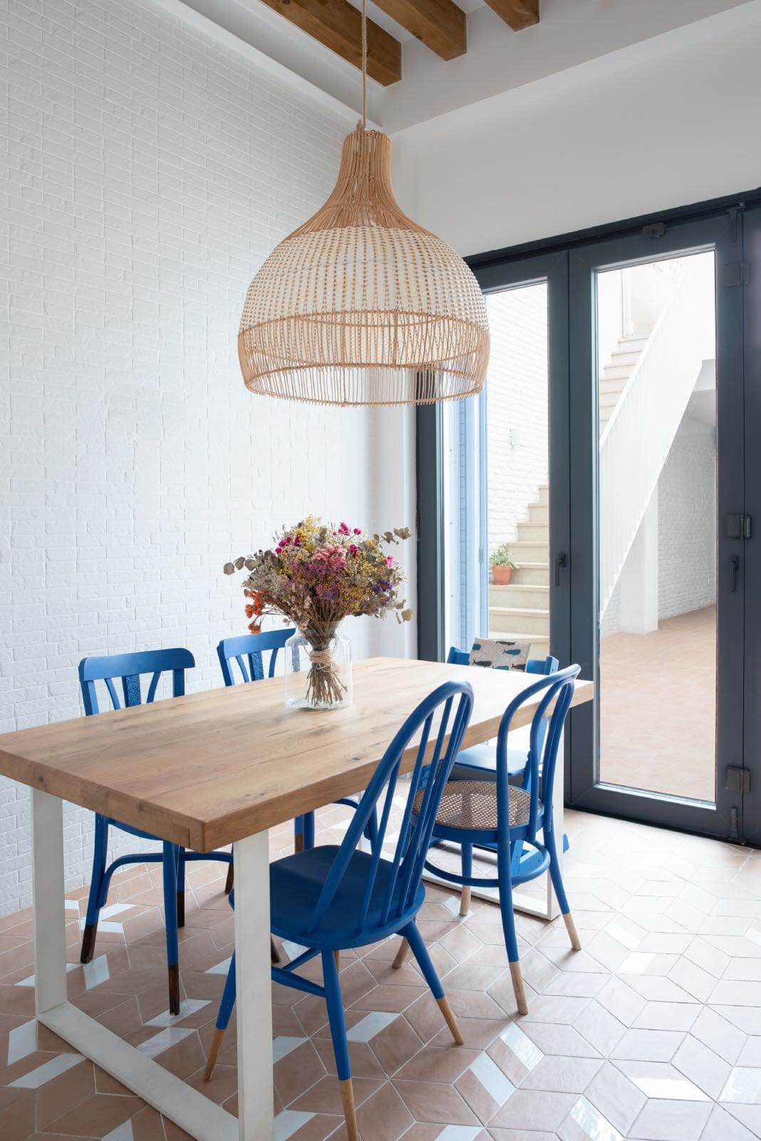 Decoración estilo mediterráneo-moderno. cocina blanca y azul con madera