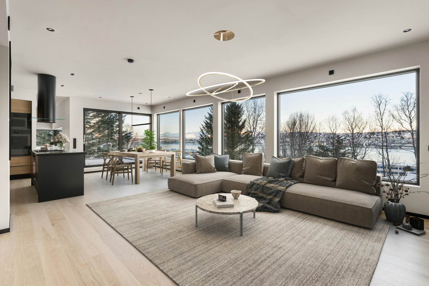 Decoración de estilo moderno, salón comedor y cocina con ventanales