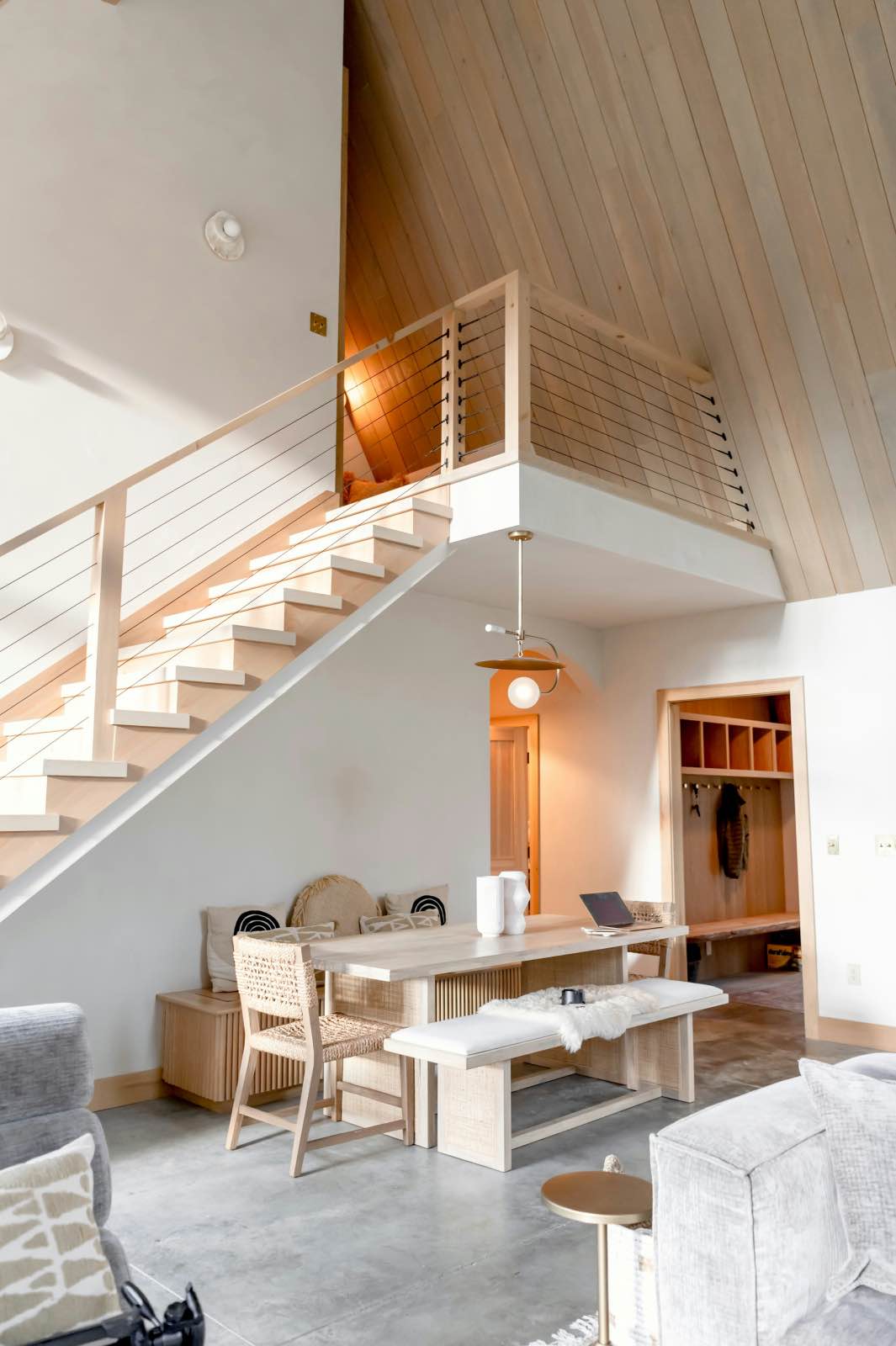 decoracion estilo nórdico con madera y paredes blancas