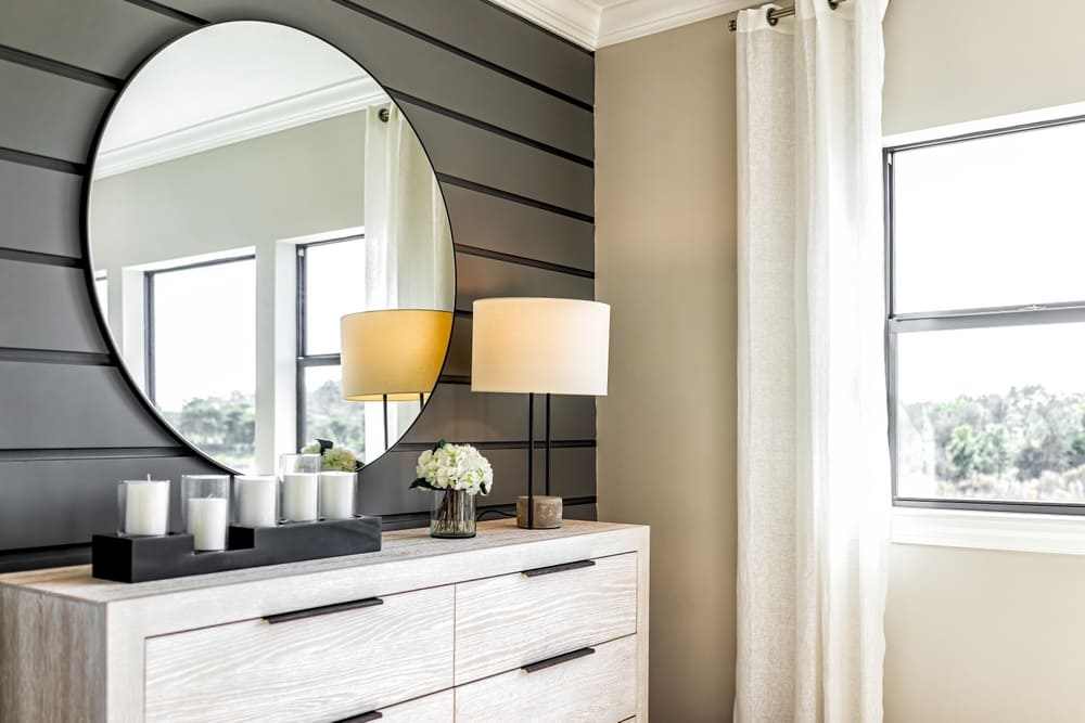 aparador de madeira com aplicação de espelho redondo 