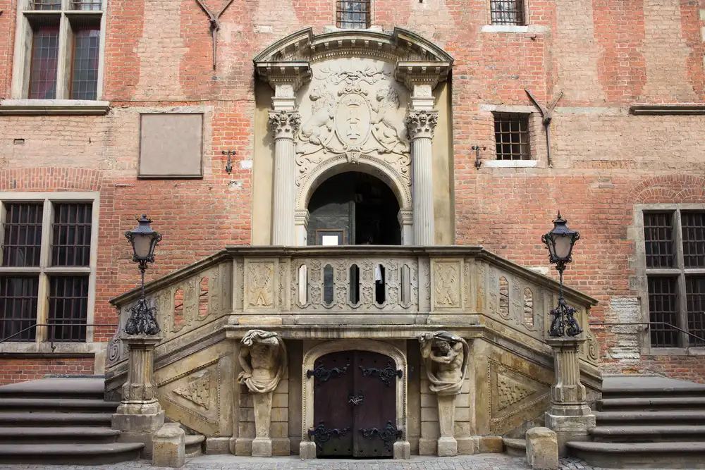 Ozdobne wejście do ratusza na Starym Mieście w Gdańsku 