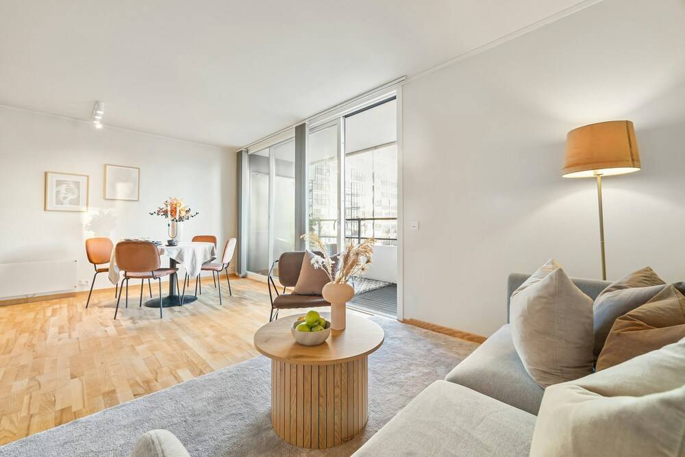 área de circulação: apartamento amplo com sofá, mesa de centro, mesa de jantar e varanda