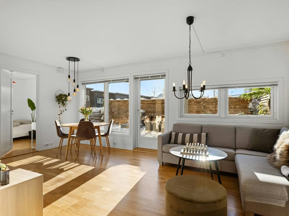 sala de estar com sofá, mesa de centro, mesa de jantar, hack e bom espaço para circulação