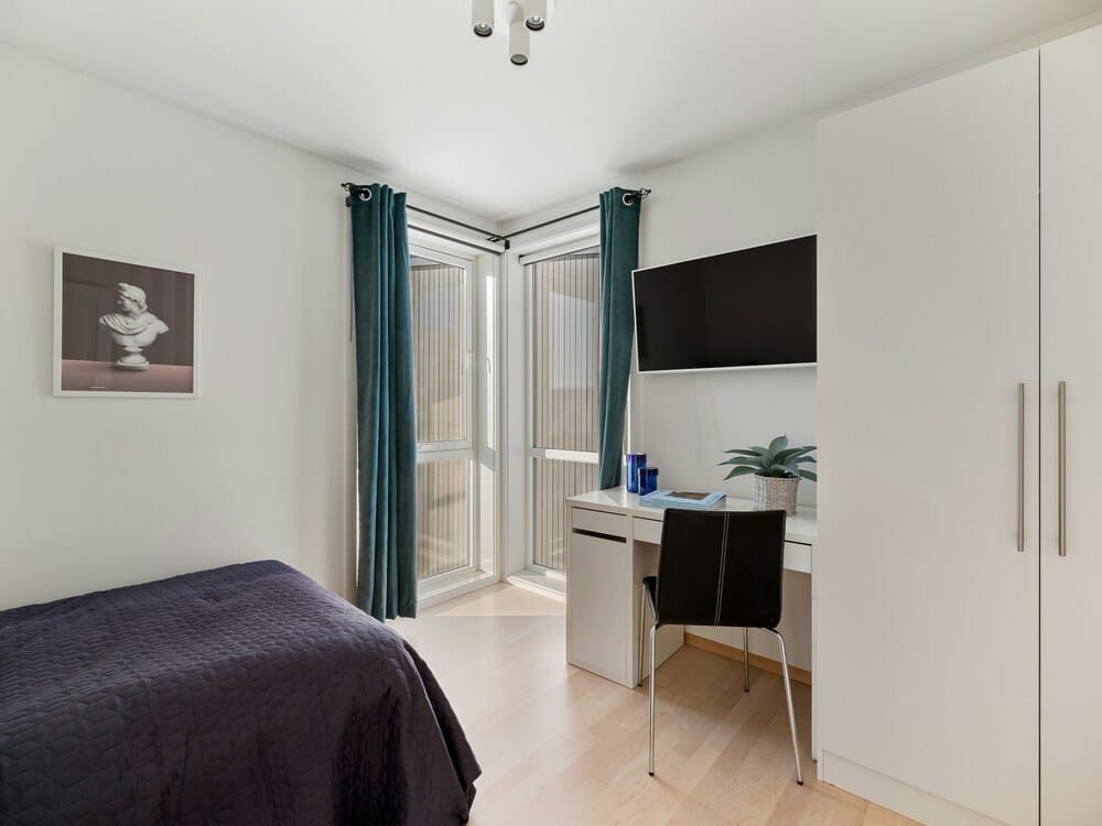 quarto compacto com espaço planejado para circulação