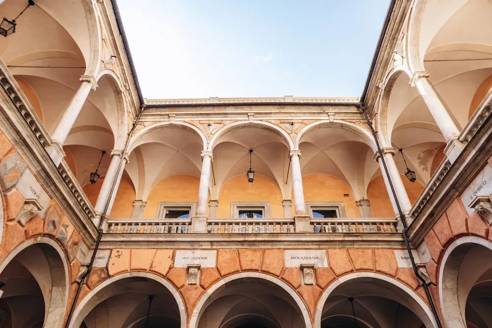 Elegancki renesansowy dziedziniec z marmurowymi kolumnami i sklepionymi łukami
