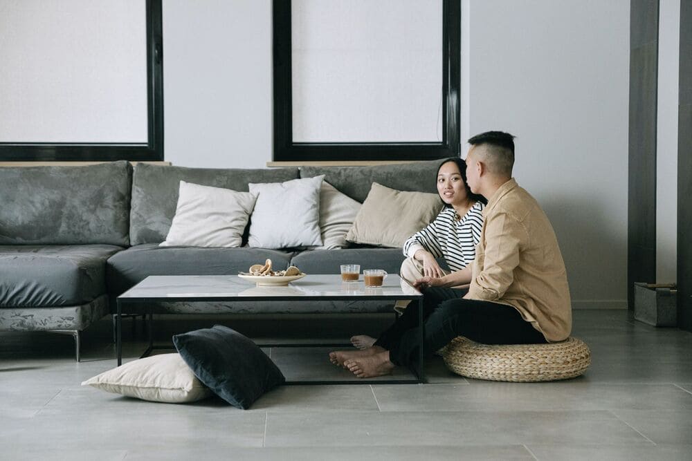 casal tomando café em sala de estar no estilo japandi