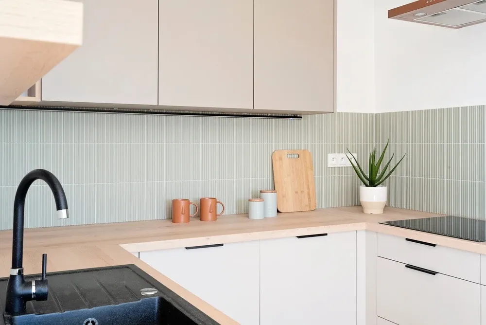 Jasnozielony panel ścienny w kuchni