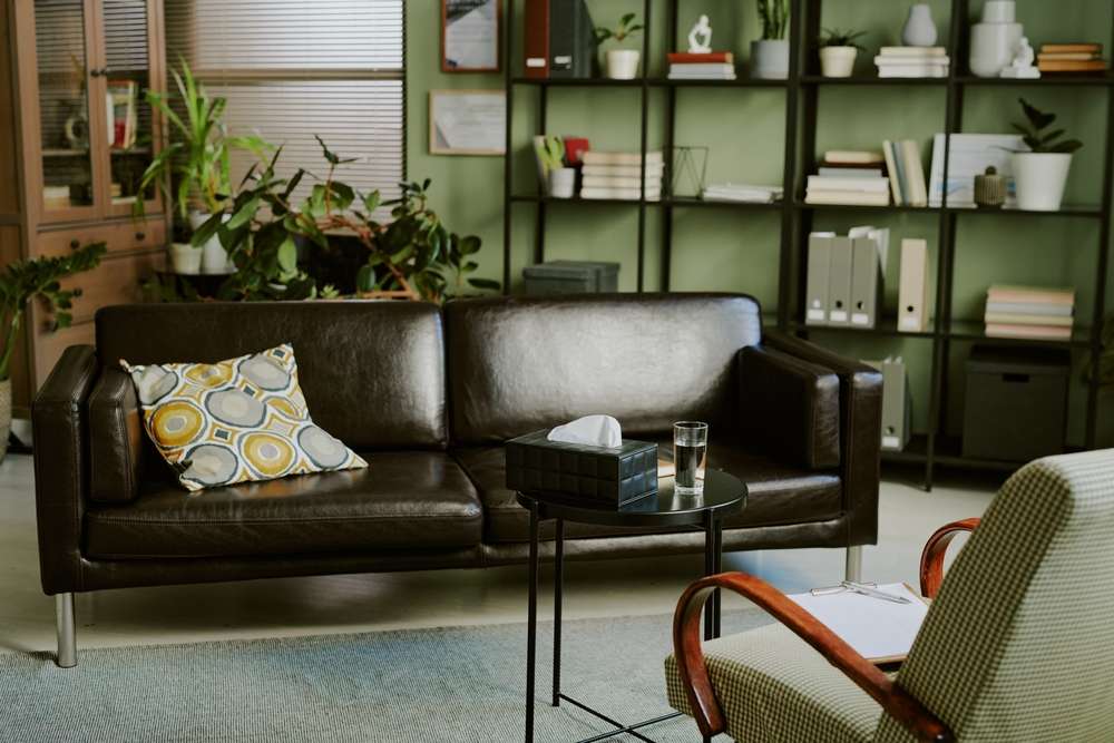 canapé noir en cuir décoré