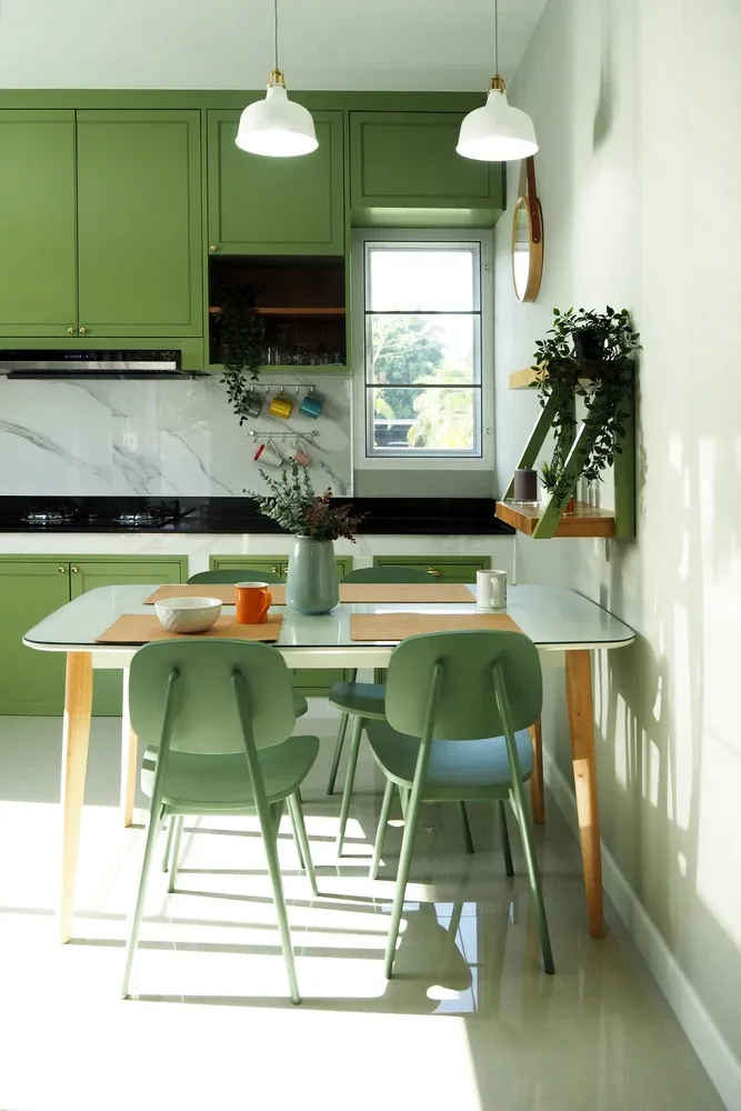 Zielone krzesła kuchenne i stół