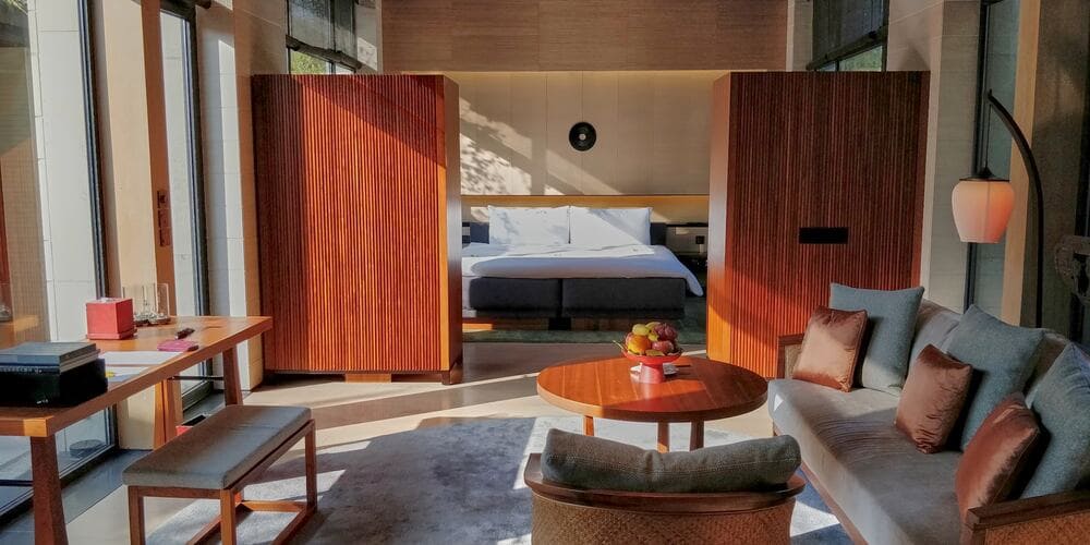 interior decorado com móveis de madeira certificada