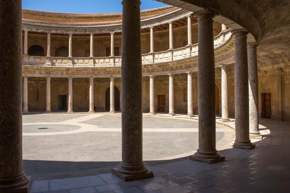 Centralny plac Pałacu Karola V położony w Granadzie w Hiszpanii