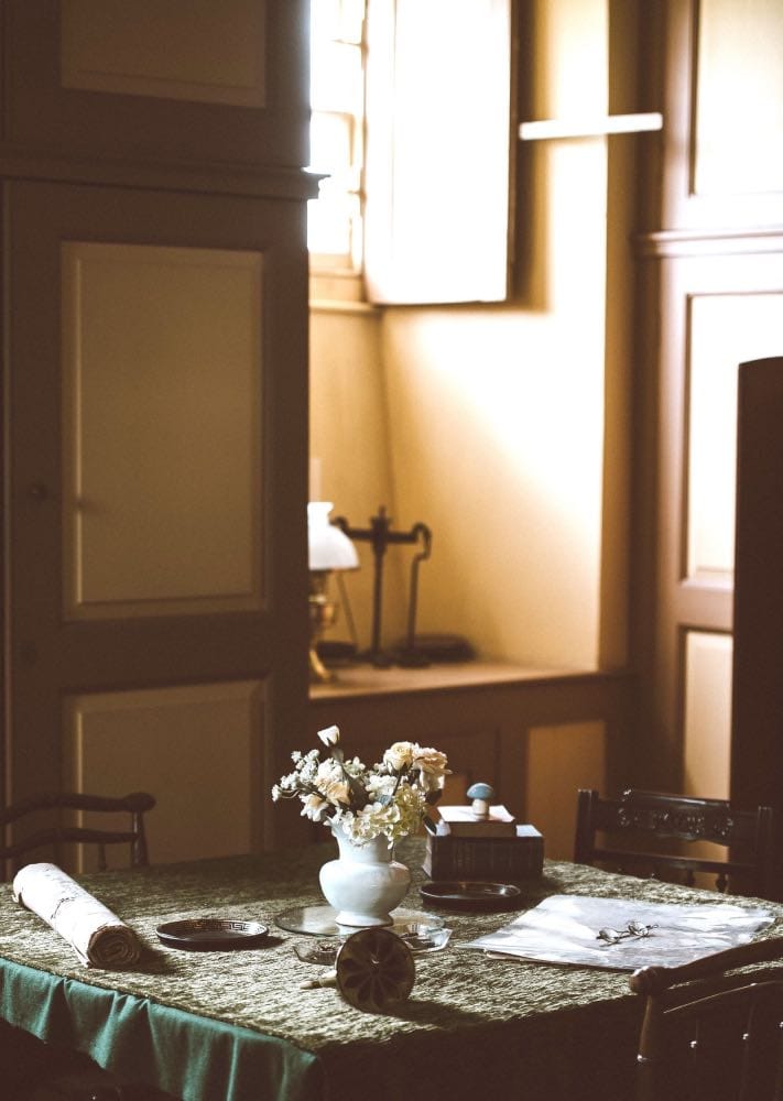 comedor con paneles de pared gris y blanco