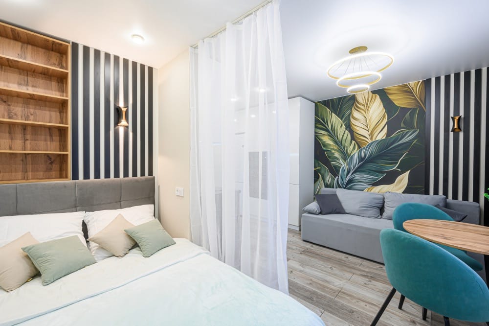 Séparer une pièce en deux : zone de couchage séparée de la chambre par un rideau blanc