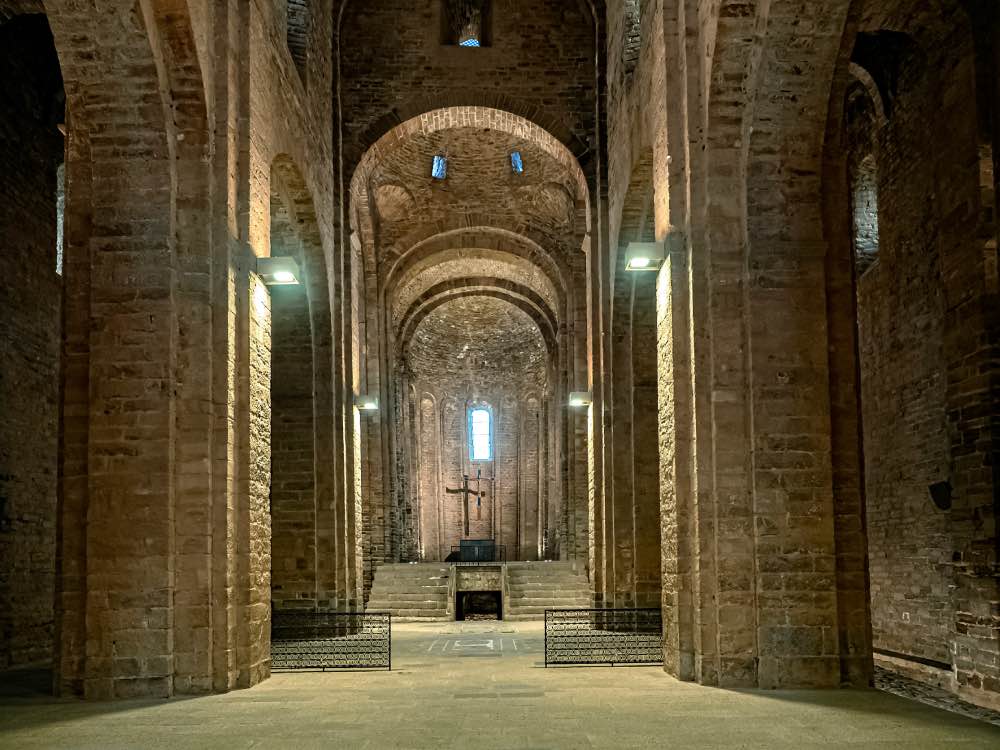 iglesia románica de piedra, san vicente de cardona