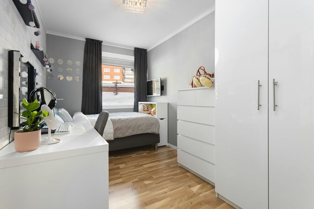 quarto infantil com cantinho de estudos