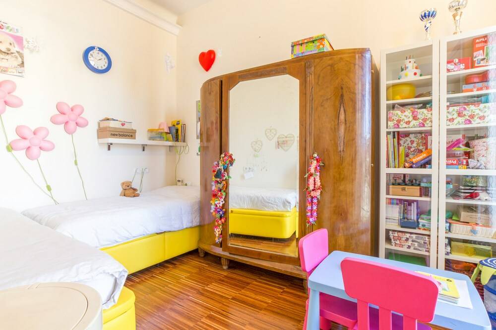Quarto infantil bem iluminado com cantinho de estudos