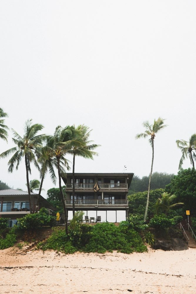 casa en la playa de madera con ventanales y balcones
