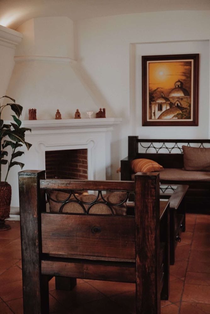 decoración de casas económicas, sillas de madera