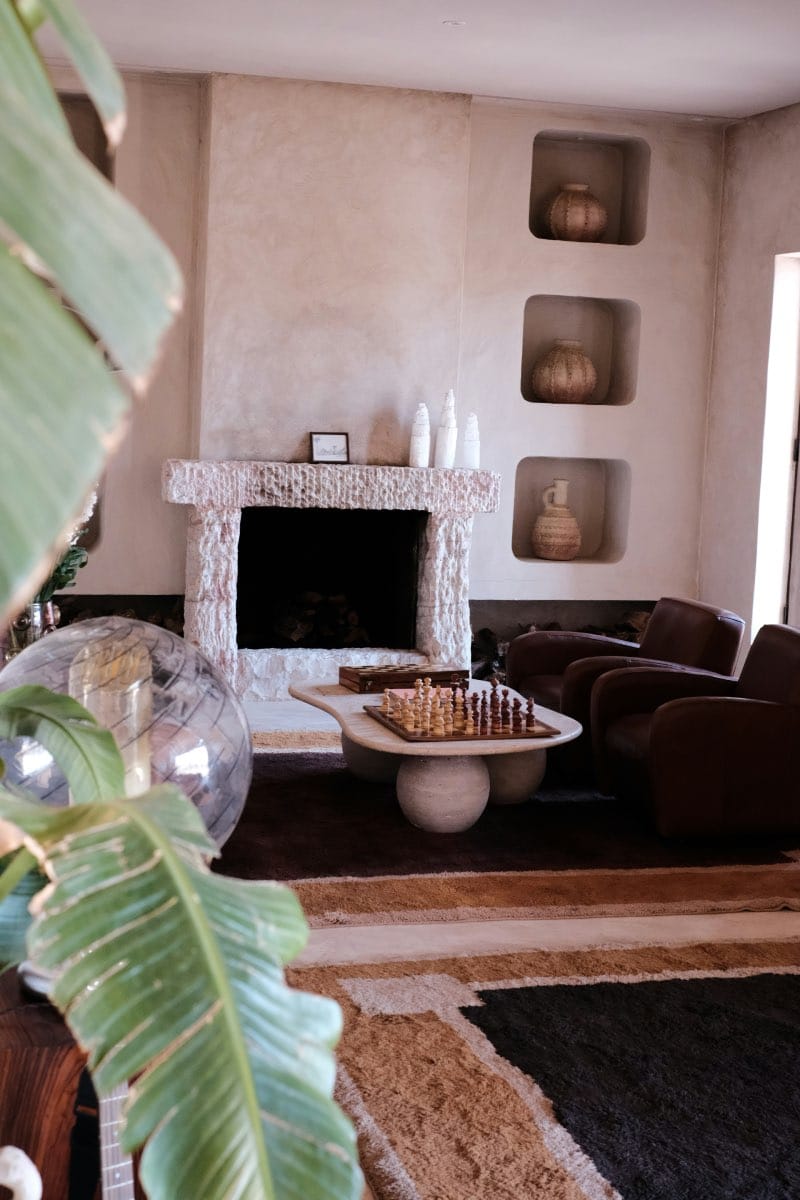 diseño de sala de estar sustentable con chimenea y plantas