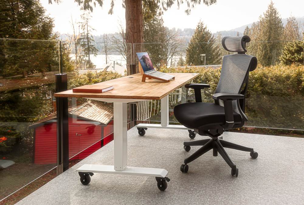 escritorio elevable de diseño ergonómico con ordenador y silla, ergonomía