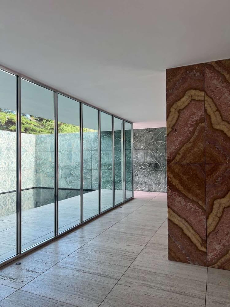 pabellón barcelona de Mies van der rohe, arquitectura moderna mármol