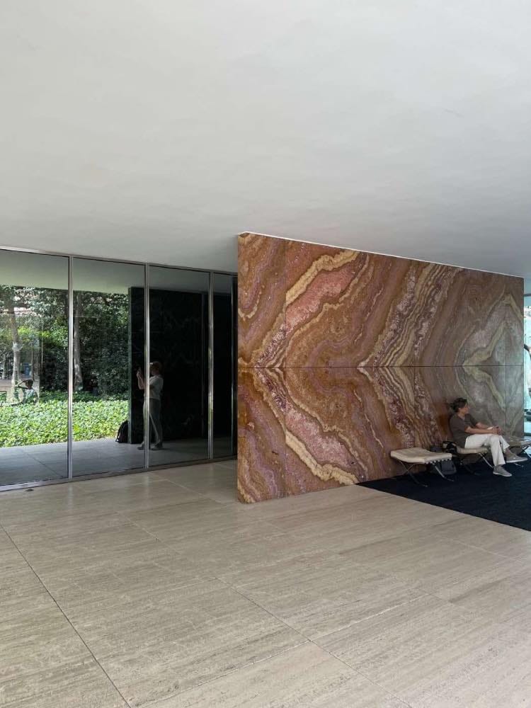 pabellón barcelona de Mies van der rohe, arquitectura moderna, mármol, travertino