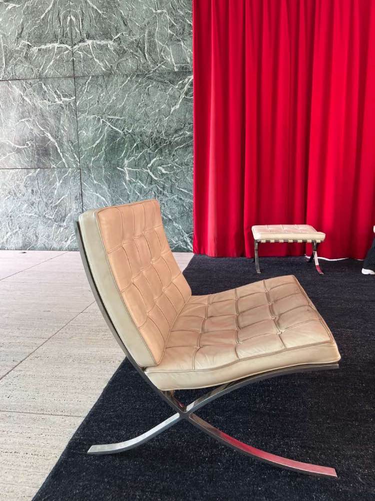 silla barcelona en el pabellón alemán de mies van der rohe
