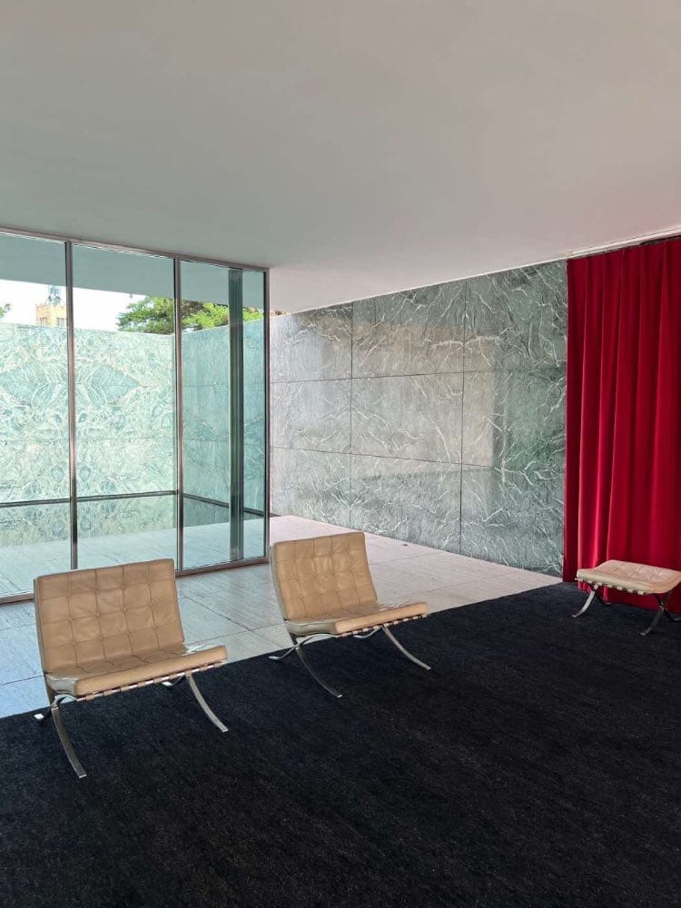 silla barcelona en el pabellón alemán de mies van der rohe