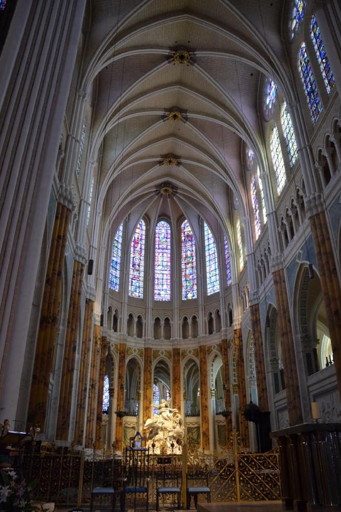 arquitectura gótica francesa, interior de la catedral de chartres