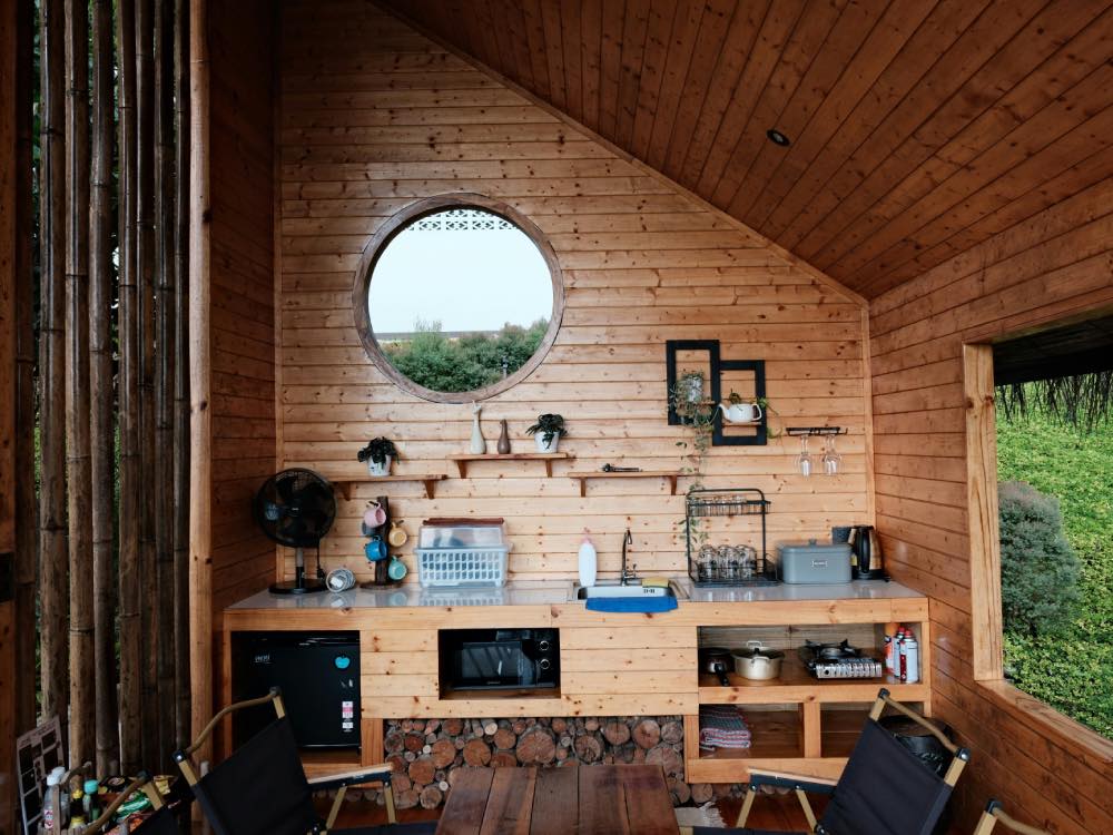cocina rústica de madera en cabaña en el campo