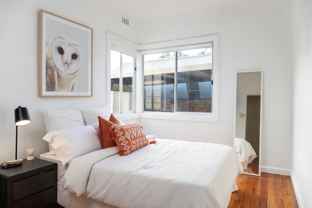 dormitorio juvenil pequeño minimalista con espejo y cuadro