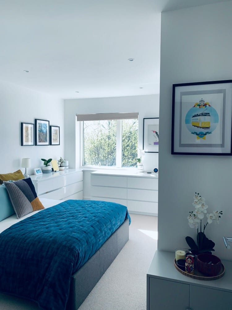 dormitorio juvenil blanco y azul con muebles de ikea