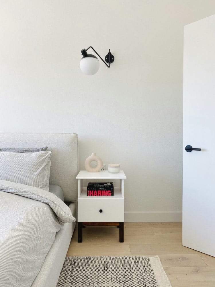 diseño de dormitorio juvenil minimalista de color blanco