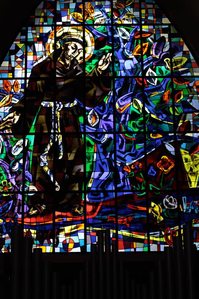 Edificios famosos de Colombia: vitral de la Capilla del Colegio Gimnasio Moderno.