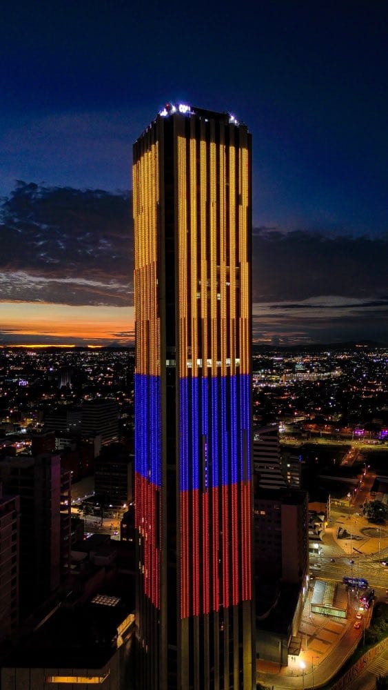 torre colpatria de noche, bogotá, arquitectura moderna. edificios famosos colombianos