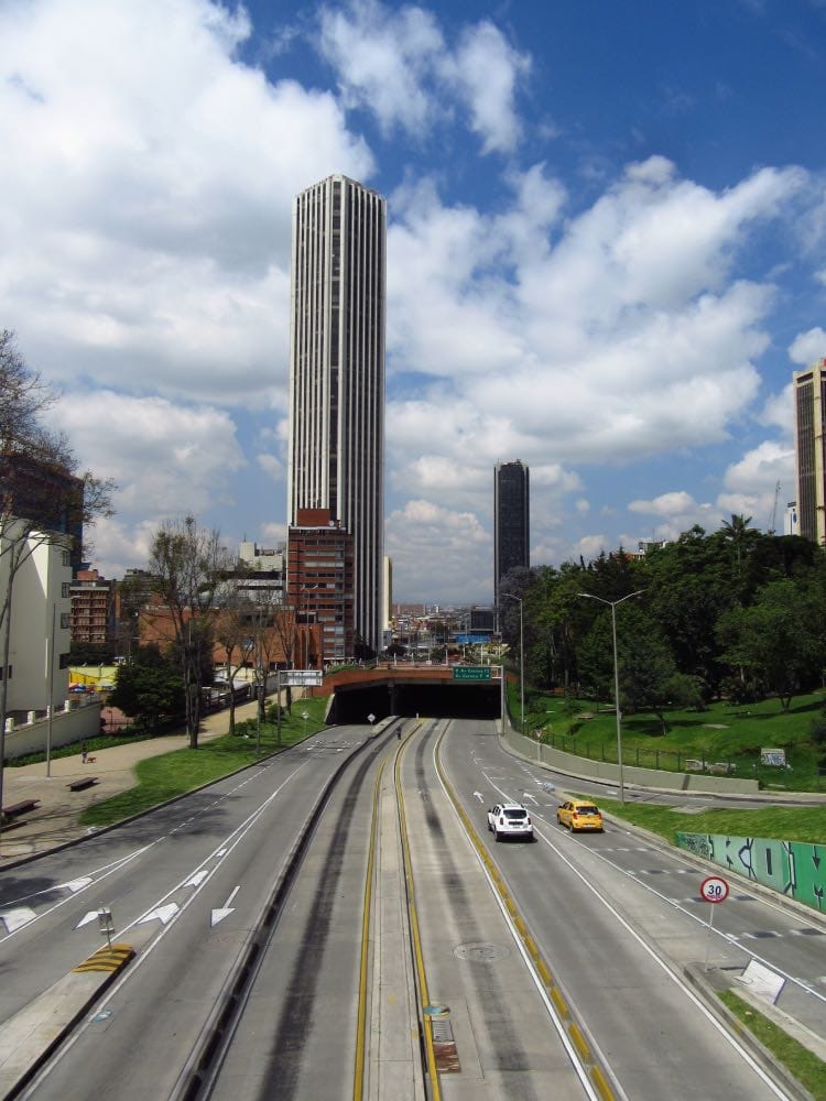 torre colpatria en bogotá, arquitectura moderna en colombia. edificios famosos colombianos
