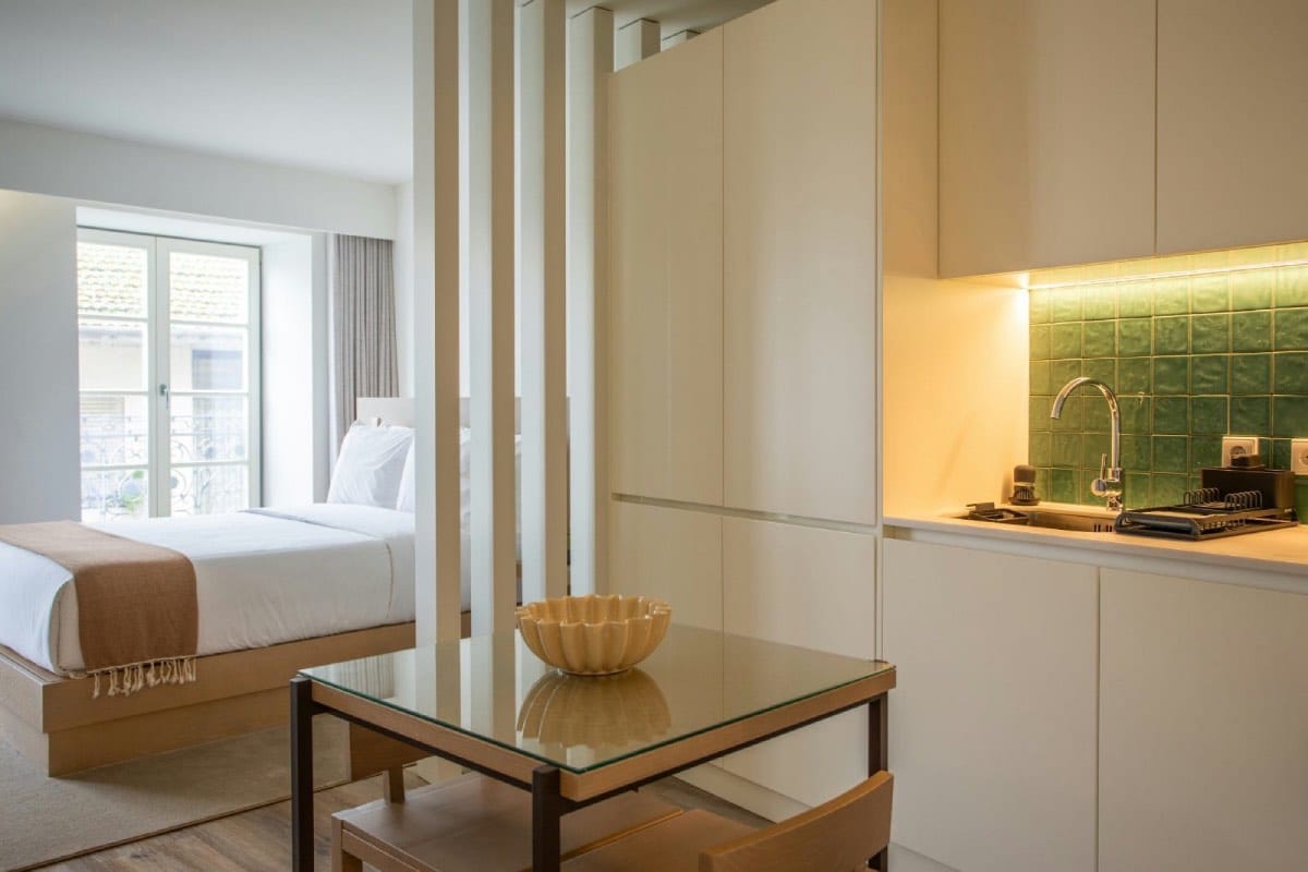 decoración de monoambientes bonitos, cocina y dormitorio blancos minimalistas