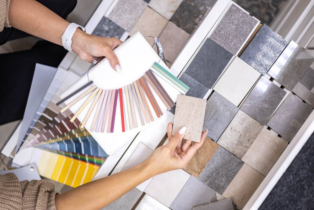 Processo de criação de moodboard físico para design de interiores