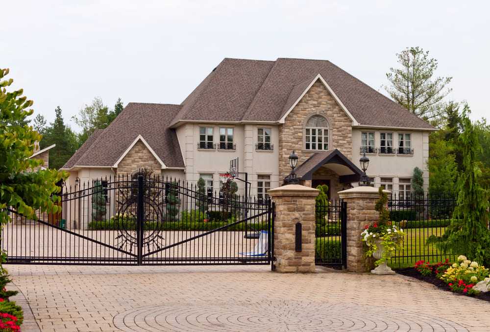 Portão preto brilhante