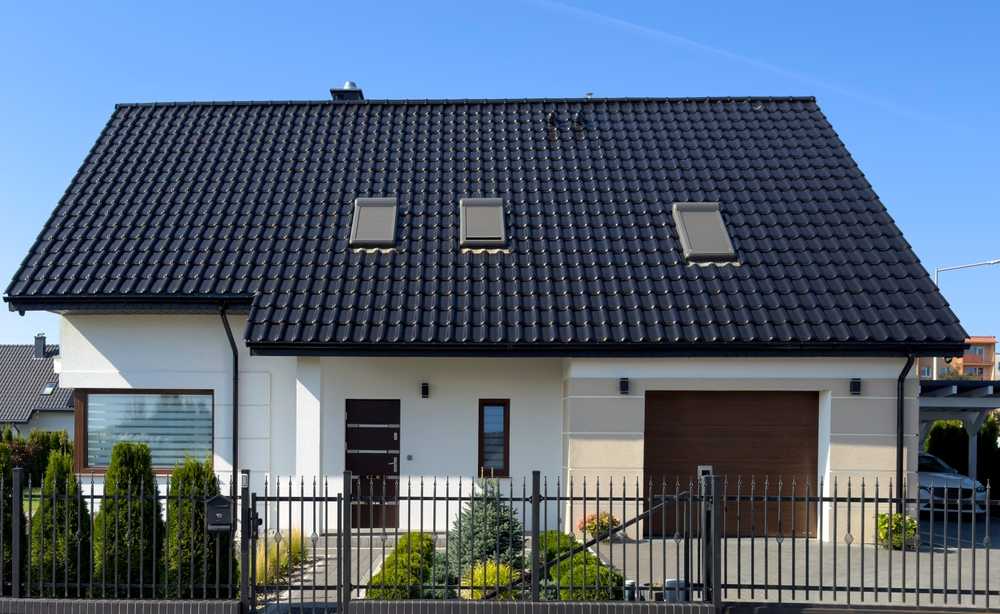 Fachada de casa com portão preto acetinado