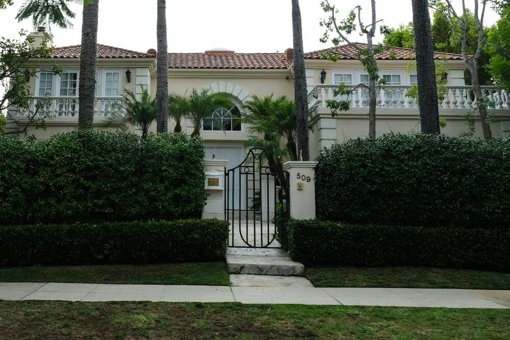 Casa clássica com portão preto